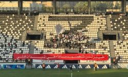 جماهير نادي الزوراء ترفع لافتة " خيبر لن تصمد مادام في الميدان علي" في مباراتهم فريقهم مع القاسم.